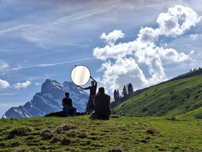 Helfer für Fotoshooting mit Schattenhilfe