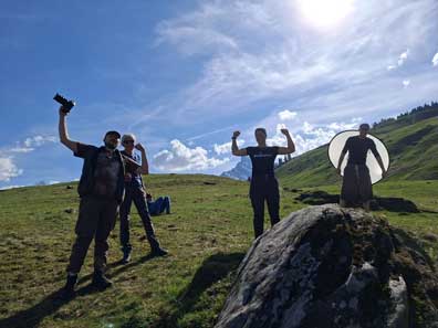 Diskussionen beim Fotoshooting am Berg